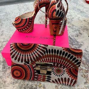 Eye catching platform SUPER high heel!